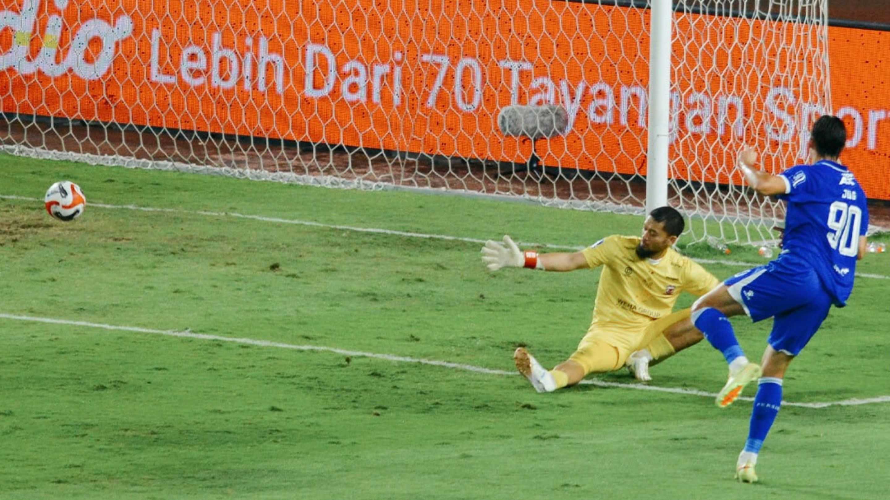 Persib Bandung Kokoh di Puncak Usai Pesta Gol Atas Madura United